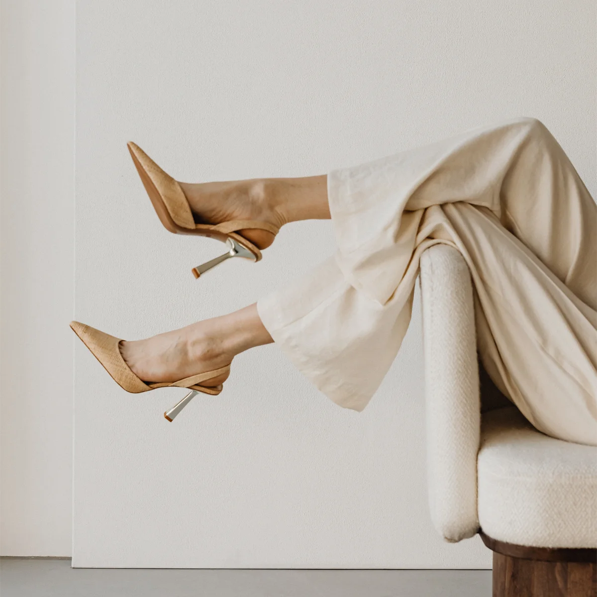kaboompics_simplistic-sophistication-a-fashion-photoshoot-with-a-stunning-model-in-neutral-minimalist-outfits-30948